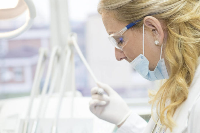 Protetyk a dentysta – jakie są różnice? Protetyk a dentysta – jakie są różnice?